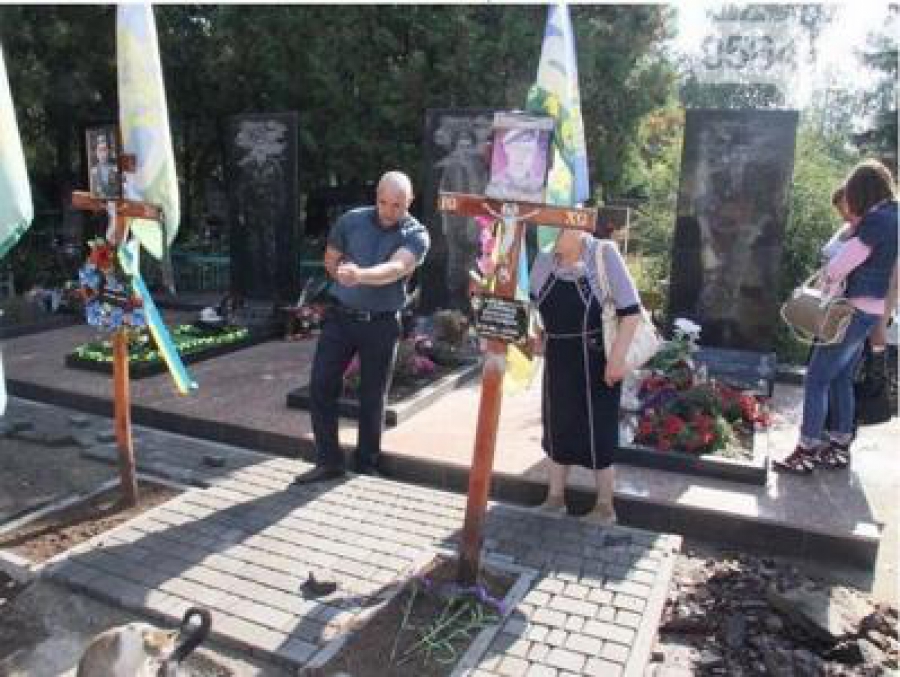 У Кривому Розі могили загиблих в АТО "закатали" тротуарною плиткою ...