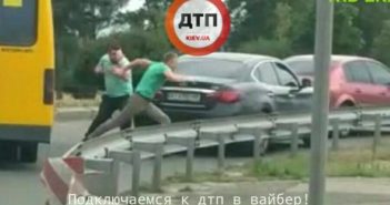 У Києві двоє водіїв не поділили дорогу й з’ясовували стосунки з пістолетом та кастетом