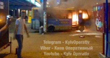 В Киеве загорелась маршрутка: появились красноречивые фото и видео