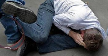Камери спостереження зняли нелюдське побиття спортсменами простих перехожих в Одесі