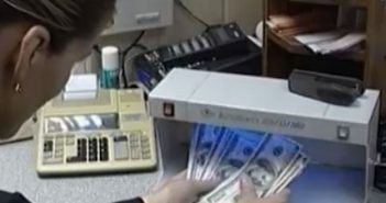 У украинцев стали требовать зарплатные справки с работы при проведении банковских переводов
