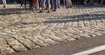 Во Львове под мэрию понесли первые пакеты с мусором