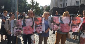 Под Кабмином требуют отставки Авакова