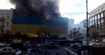 В Киеве на Крещатике вспыхнул масштабный пожар фото и видео