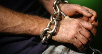 Суд посадил чиновников “Укрзализныци” под круглосуточный арест с браслетом