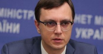 Министр инфраструктуры в июле получил 74,4 тысяч гривен зарплаты
