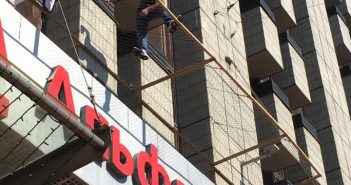 Не прыгнул: киевский “самоубийца” залез обратно в окно
