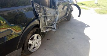 В Киевской области джип снес столбы у дома, едва не убив мать с ребенком