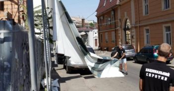Противники ЛГБТ-марша в Одессе снесли забор на стройке и сбросили со второго этажа бетономешалку