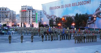 Парад в Киеве: Без техники, но с флагами “УНР” и военными НАТО