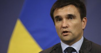 Клімкін в Румунії: жодна румунська школа не буде закрита