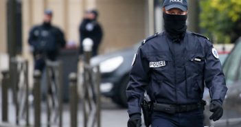 Во Франции задержали 10 экстремистов, подозреваемых в подготовке политических убийств и атак на мечети
