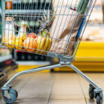 Зниження цін на продукти не стримало інфляцію: що подешевшало й подорожчало