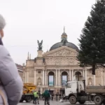 Новорічні ялинки України: в Полтаві – перша за роки війни, у Львові – подарунок від мешканців
