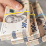 Зарплати чиновників в Україні зросли: хто отримує понад 100 тисяч