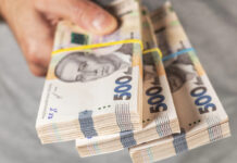 Зарплати чиновників в Україні зросли: хто отримує понад 100 тисяч