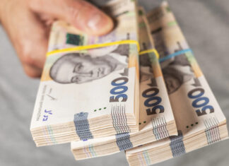 Зарплати чиновників в Україні зросли: хто отримує понад 100 тисяч