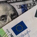 Євро впало до 17-місячного мінімуму, натомість долар зріс до максимуму за три місяці
